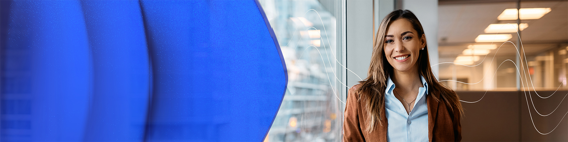 Profissional junto a uma janela em ambiente corporativo, com elementos gráficos ondulados da identidade Hays ao fundo.