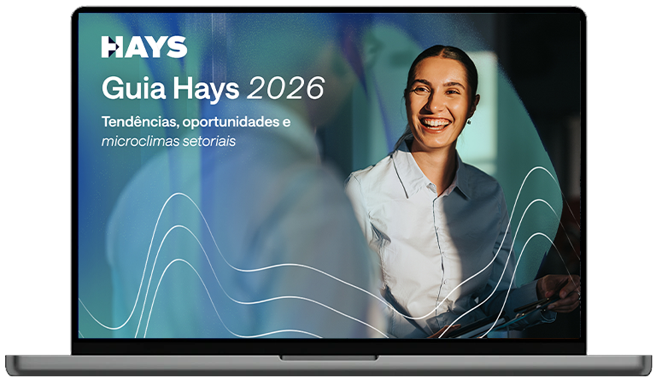 Mockup de portátil a exibir a capa digital do Guia Hays 2026.